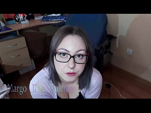 ❤️ Merch Sexy gyda Sbectol Yn Sugno Dildo'n Ddwfn ar y Camera ☑Porno wrthon ni ﹏